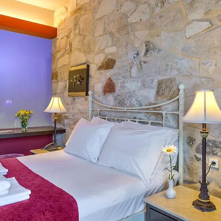 Mistral - For Solo Travelers Hotel